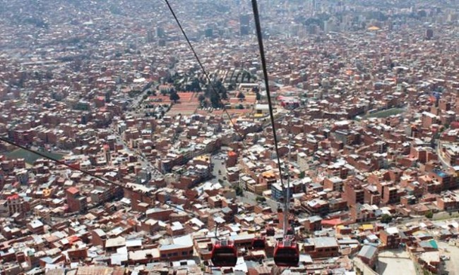 Để tránh kẹt xe, người dân ở Bolivia đi làm bằng cáp treo dài nhất thế giới - Ảnh 5.