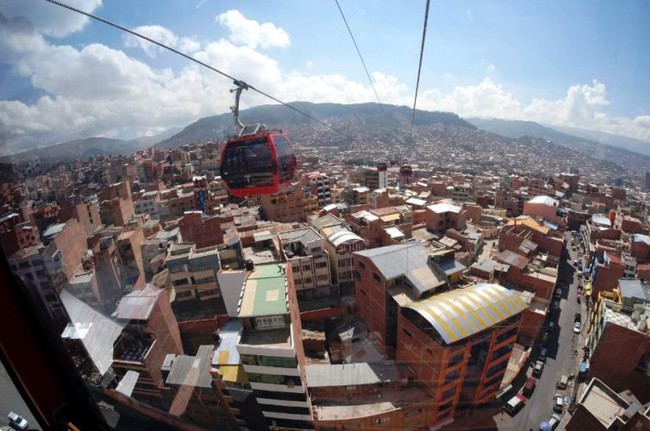 Để tránh kẹt xe, người dân ở Bolivia đi làm bằng cáp treo dài nhất thế giới - Ảnh 4.