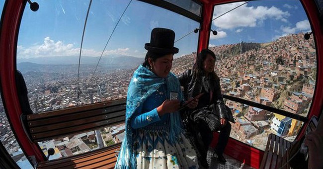 Để tránh kẹt xe, người dân ở Bolivia đi làm bằng cáp treo dài nhất thế giới - Ảnh 1.