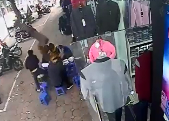 Clip: Nh&oacute;m nam nữ thanh ni&ecirc;n hoảng hồn &ocirc;m đầu bỏ chạy v&igrave; đường ống nước rơi tr&uacute;ng b&agrave;n ăn - Ảnh 3.