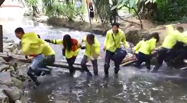 Clip: Nhóm phượt thủ hả hê khoe chiến tích làm gãy cầu ở suối Cá Thần khiến nhiều người bức xúc - Ảnh 2.