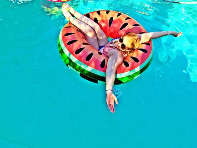 Ai cũng phải c&oacute; ảnh chụp với m&oacute;n phụ kiện hot nhất m&ugrave;a h&egrave; năm nay! - Ảnh 5.