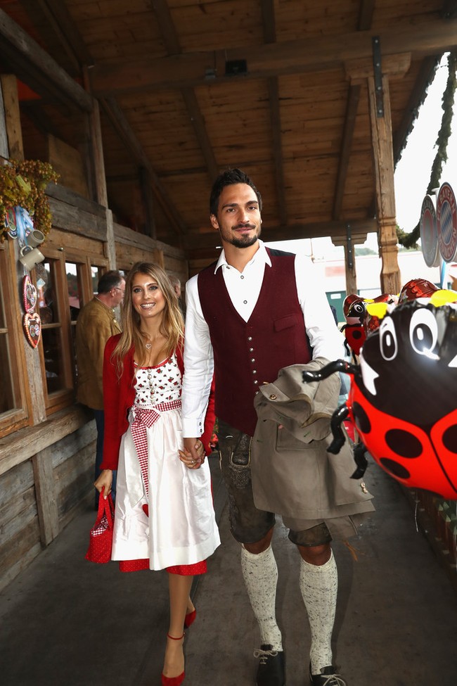 Trai đẹp Mats Hummels và bạn gái siêu mẫu nổi bật ở lễ hội bia Oktoberfest - Ảnh 7.