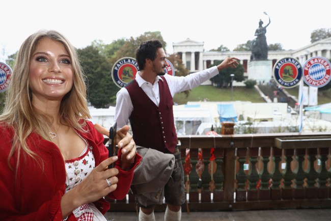 Trai đẹp Mats Hummels và bạn gái siêu mẫu nổi bật ở lễ hội bia Oktoberfest - Ảnh 9.