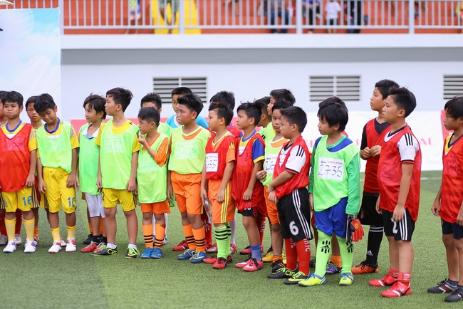Thủy Ti&ecirc;n, Kh&aacute;nh Thi, Diệp L&acirc;m Anh say sưa c&ugrave;ng c&aacute;c cầu thủ nh&iacute; - Ảnh 2.