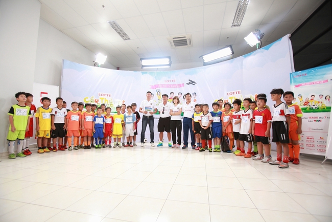 Thủy Ti&ecirc;n, Kh&aacute;nh Thi, Diệp L&acirc;m Anh say sưa c&ugrave;ng c&aacute;c cầu thủ nh&iacute; - Ảnh 3.