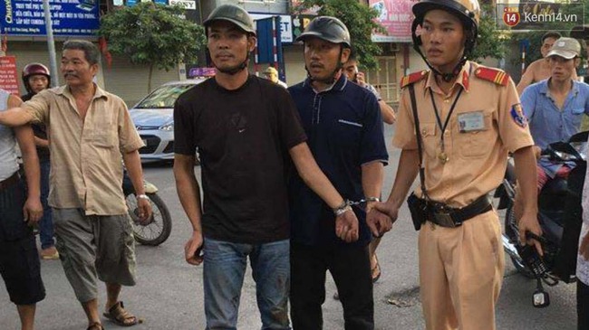 Hà Nội: CSGT vây bắt 2 “cẩu tặc” trên phố Thái Hà - Ảnh 1.