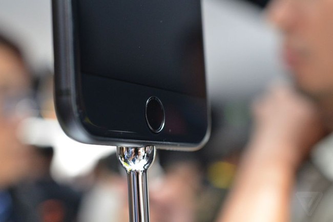 Cận cảnh iPhone 7 v&agrave; 7 Plus: Vẻ đẹp đến từ... sự nh&agrave;m ch&aacute;n - Ảnh 5.