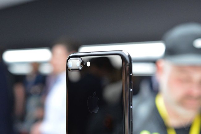 Cận cảnh iPhone 7 v&agrave; 7 Plus: Vẻ đẹp đến từ... sự nh&agrave;m ch&aacute;n - Ảnh 7.
