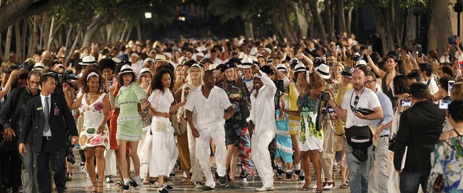 Chanel biến đường phố Cuba thành runway, ai muốn xem miễn phí thì cứ tự nhiên - Ảnh 1.