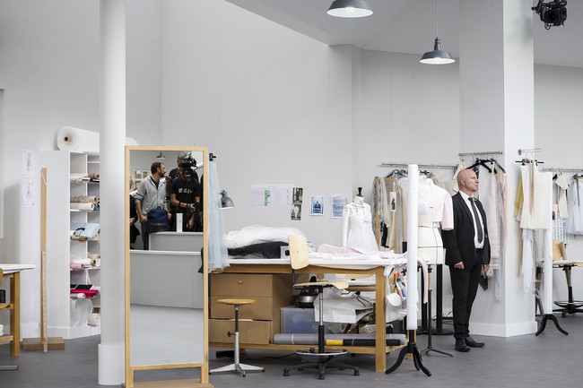 Chanel biến runway th&agrave;nh xưởng may, Ch&acirc;u Tấn l&agrave; kh&aacute;ch mời mặc xấu nhất - Ảnh 7.