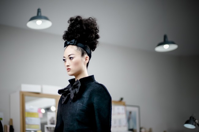 Chanel biến runway th&agrave;nh xưởng may, Ch&acirc;u Tấn l&agrave; kh&aacute;ch mời mặc xấu nhất - Ảnh 19.