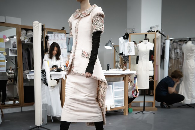 Chanel biến runway th&agrave;nh xưởng may, Ch&acirc;u Tấn l&agrave; kh&aacute;ch mời mặc xấu nhất - Ảnh 23.