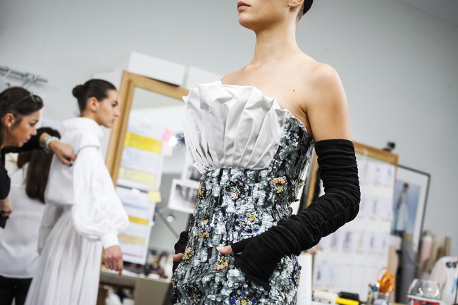 Chanel biến runway th&agrave;nh xưởng may, Ch&acirc;u Tấn l&agrave; kh&aacute;ch mời mặc xấu nhất - Ảnh 24.