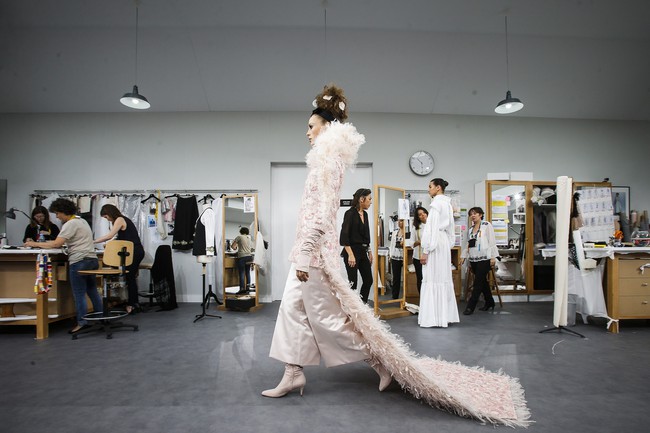 Chanel biến runway th&agrave;nh xưởng may, Ch&acirc;u Tấn l&agrave; kh&aacute;ch mời mặc xấu nhất - Ảnh 25.