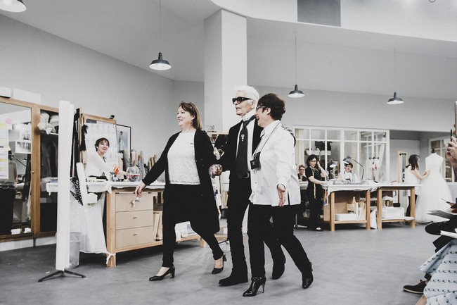 Chanel biến runway th&agrave;nh xưởng may, Ch&acirc;u Tấn l&agrave; kh&aacute;ch mời mặc xấu nhất - Ảnh 26.