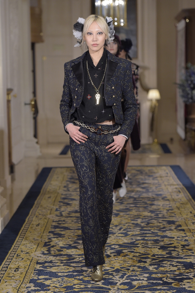 G-Dragon đầu vàng bảnh bao, chứng kiến màn tái xuất bất ngờ của Cara Delevingne tại show Chanel - Ảnh 25.