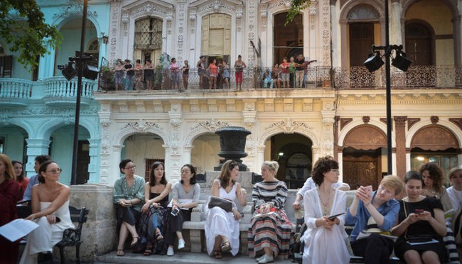 Chanel biến đường phố Cuba thành runway, ai muốn xem miễn phí thì cứ tự nhiên - Ảnh 13.