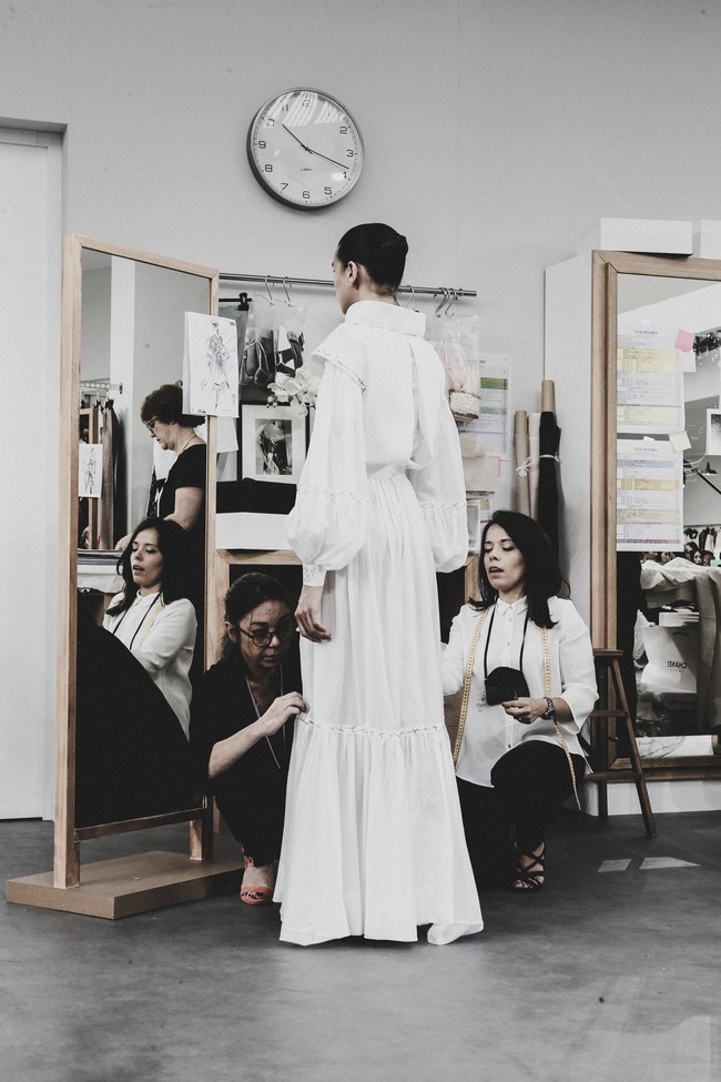 Chanel biến runway thành xưởng may, Châu Tấn là khách mời mặc xấu nhất - Ảnh 13.