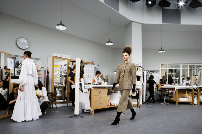 Chanel biến runway th&agrave;nh xưởng may, Ch&acirc;u Tấn l&agrave; kh&aacute;ch mời mặc xấu nhất - Ảnh 14.