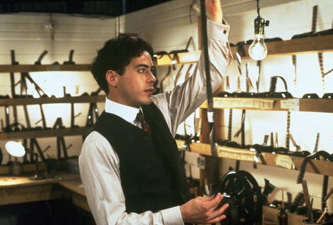 Robert Downey Jr: Từ g&atilde; nghiện dưới vực thẳm th&agrave;nh si&ecirc;u anh h&ugrave;ng nước Mỹ - Ảnh 2.