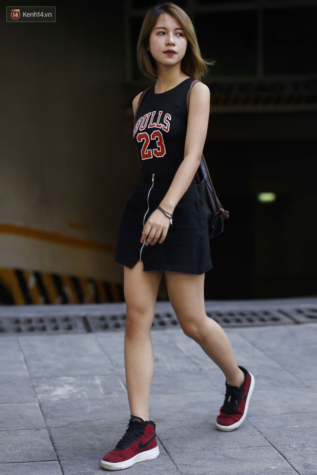 Street style 2 miền tuần qua: Khi trẻ trung, ngọt ng&agrave;o đụng độ sexy, t&aacute;o bạo - Ảnh 12.