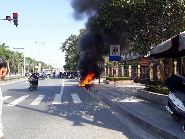 Xin CSGT kh&ocirc;ng được, nam thanh ni&ecirc;n ch&acirc;m lửa đốt lu&ocirc;n xe m&aacute;y rồi bỏ đi - Ảnh 1.