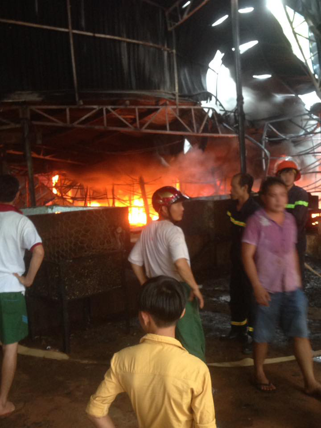 Bình Phước: Cháy lớn ở xưởng mủ cao su, thiệt hại trên 10 tỷ đồng - Ảnh 2.
