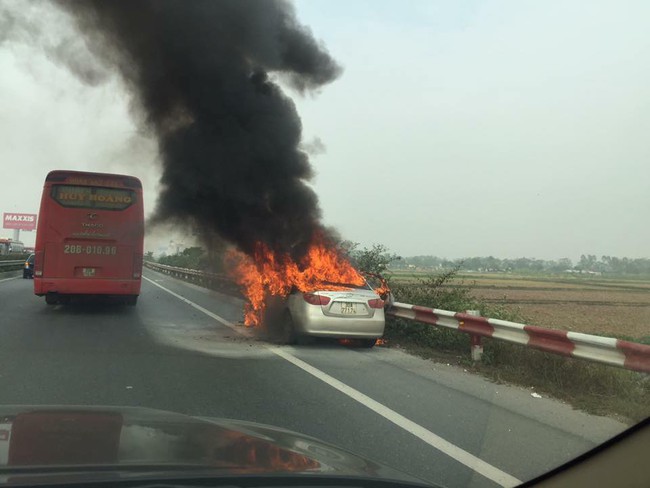 Hà Nội: Xe ô tô chở 5 người bốc cháy dữ dội trên cao tốc Pháp Vân  - Ảnh 1.
