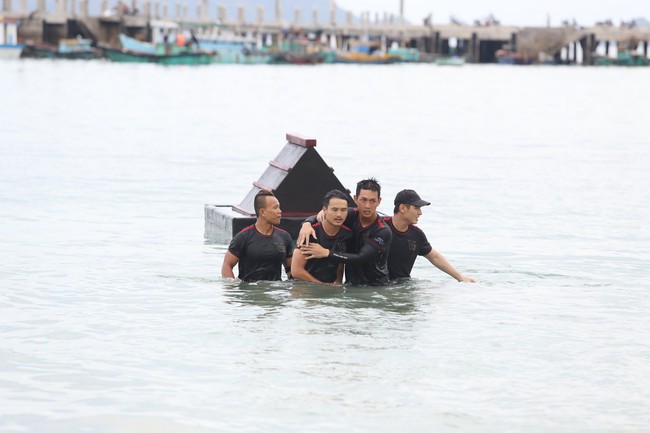 Phái mạnh Việt: Dàn trai đẹp ướt át trong thử thách đẫm nước - Ảnh 13.