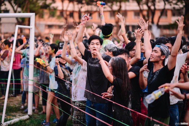 Teen Huế tưng bừng quẩy Color me run phiên bản ném bóng nước trong Lễ trưởng thành - Ảnh 10.