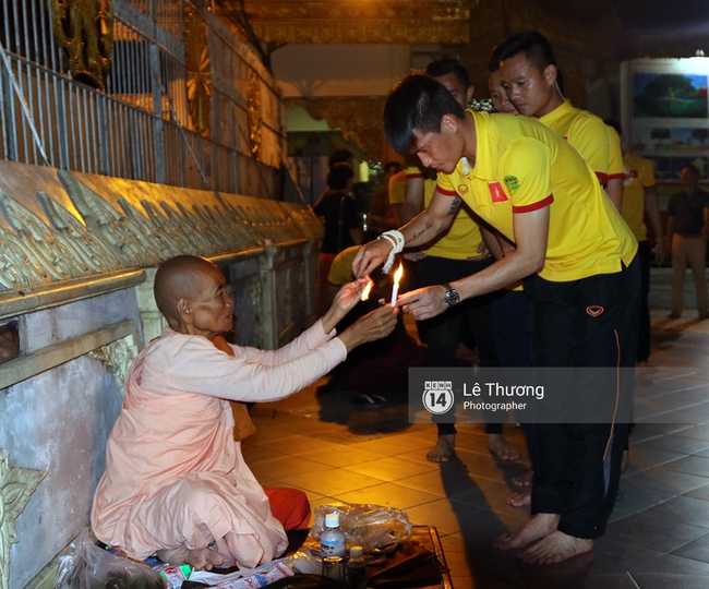 Đội tuyển Việt Nam thăm ngôi chùa dát 90 tấn vàng ròng của Myanmar - Ảnh 7.