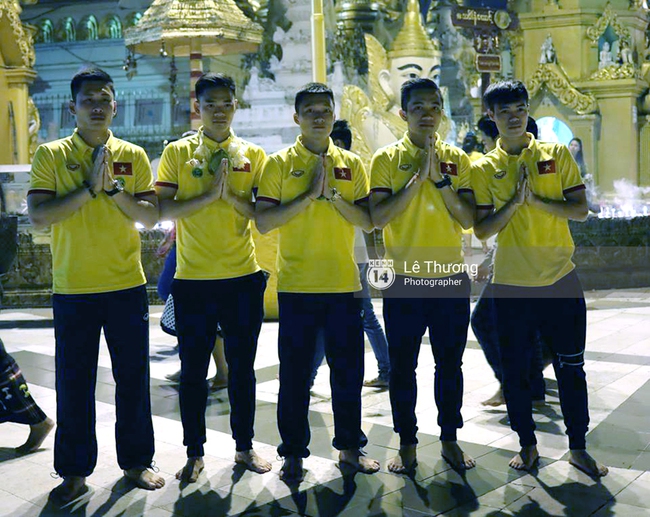 Đội tuyển Việt Nam thăm ngôi chùa dát 90 tấn vàng ròng của Myanmar - Ảnh 9.