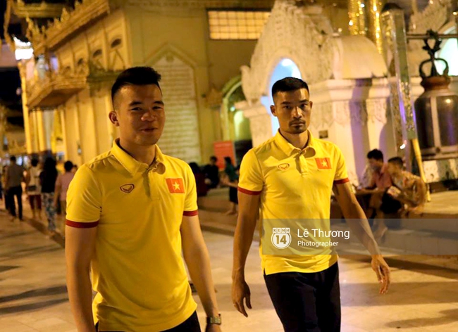 Đội tuyển Việt Nam thăm ngôi chùa dát 90 tấn vàng ròng của Myanmar - Ảnh 2.