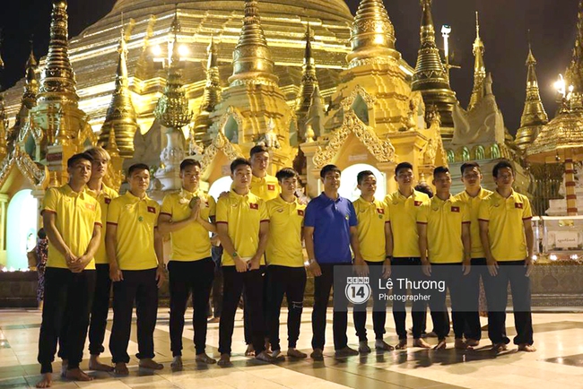 Đội tuyển Việt Nam thăm ngôi chùa dát 90 tấn vàng ròng của Myanmar - Ảnh 4.