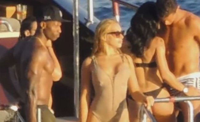 H&eacute; lộ danh t&iacute;nh người đẹp t&oacute;c v&agrave;ng được Ronaldo mời đi nghỉ h&egrave; ở Ibiza - Ảnh 2.