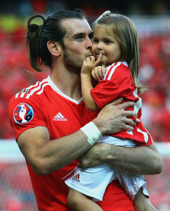 Hình ảnh Gareth Bale vui đùa với con gái Alba Violet có thể không còn xuất hiện ở Euro 2016 - Ảnh 2.