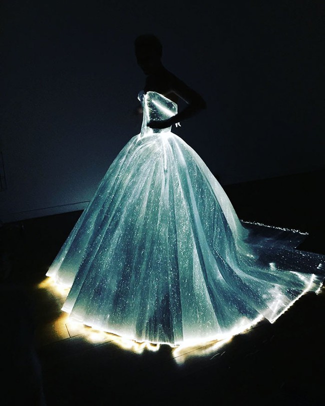 Váy lọ lem phát sáng tại Met Gala 2016: khi NTK là bà tiên, còn công nghệ là phép màu - Ảnh 6.