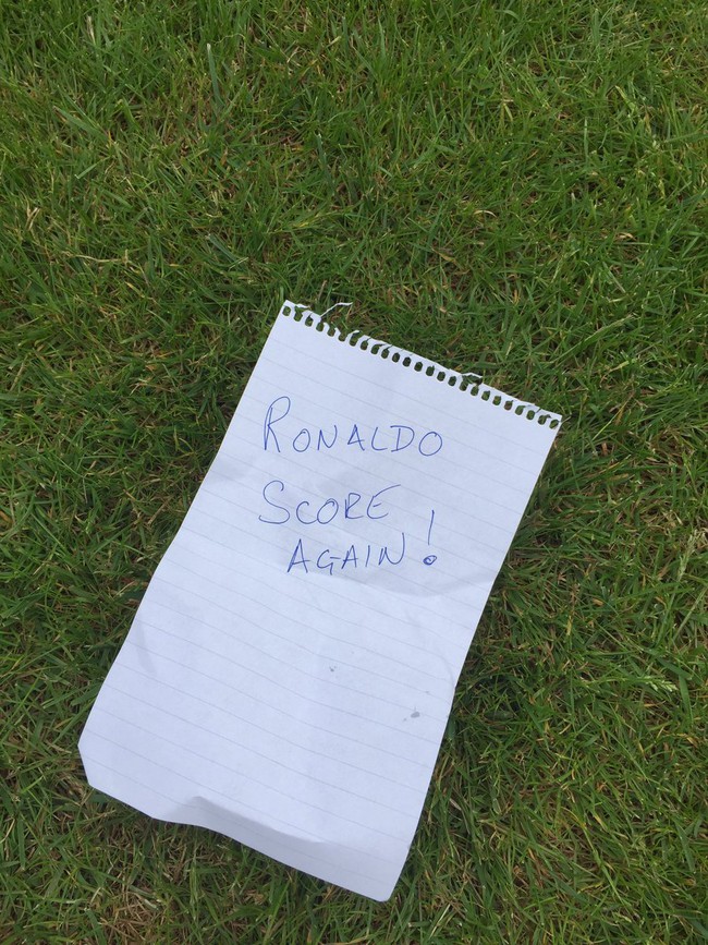 Cư d&acirc;n mạng s&aacute;ng t&aacute;c h&agrave;i hước về mảnh giấy b&iacute; mật của Ronaldo - Ảnh 2.