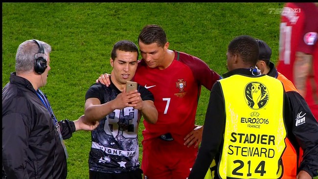 Ronaldo ngăn nhân viên an ninh để fan cuồng đột nhập vào sân chụp ảnh tự sướng - Ảnh 1.