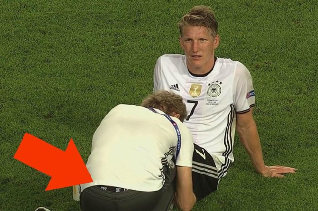 B&aacute;c sĩ tuyển Đức mặc quần l&oacute;t của Ronaldo - Ảnh 1.