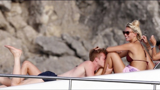 Trai đẹp Marco Reus và bạn gái siêu mẫu diễn cảnh nóng trên du thuyền - Ảnh 3.