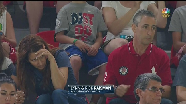 Phản ứng bá đạo của cặp phụ huynh Mỹ khi xem con gái thi đấu ở Olympic - Ảnh 3.