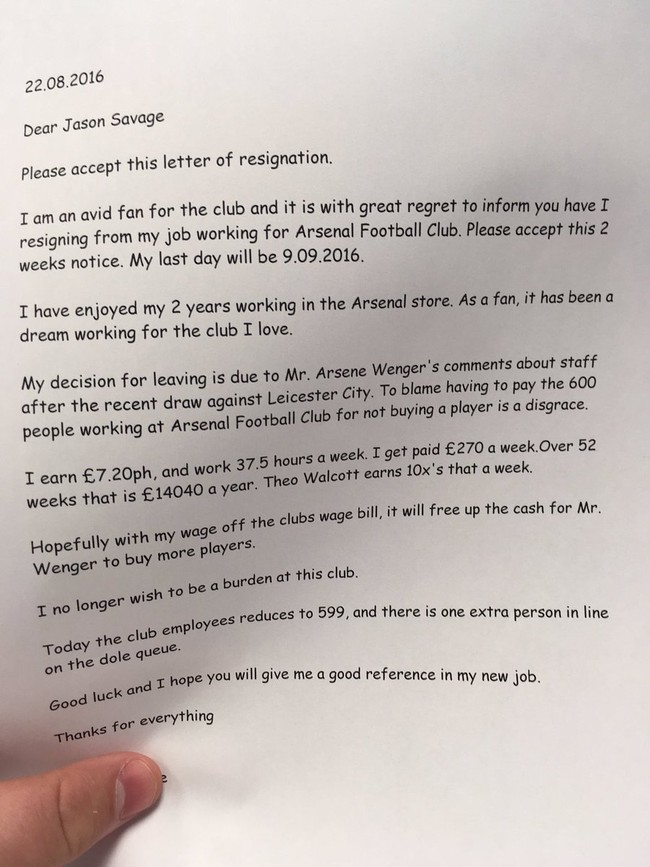 Thấy Wenger kêu ca không có tiền mua cầu thủ, nhân viên bán hàng Arsenal đã làm điều khiến giáo sư phải xấu hổ - Ảnh 3.