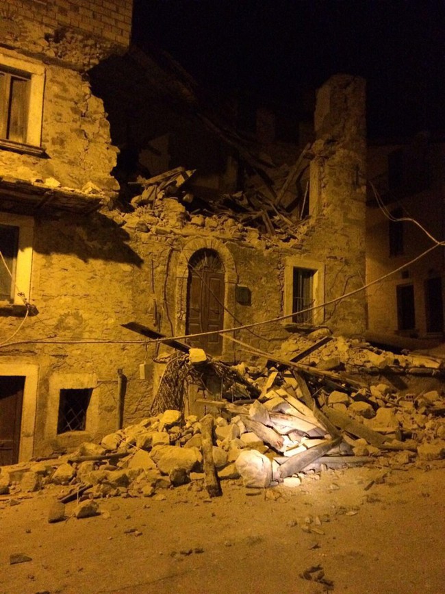 Người dân Italy bàng hoàng trong đống đổ nát sau trận động đất tàn phá gần như toàn bộ thị trấn - Ảnh 8.