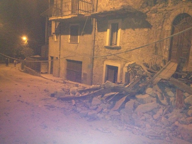 Italy: Động đất 6,2 độ Richter, gần như toàn bộ thị trấn bị phá hủy hoàn toàn - Ảnh 6.