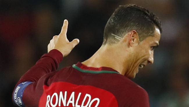 Nghĩa cử đẹp sau kiểu tóc lạ của Ronaldo ở Euro 2016 - Ảnh 1.