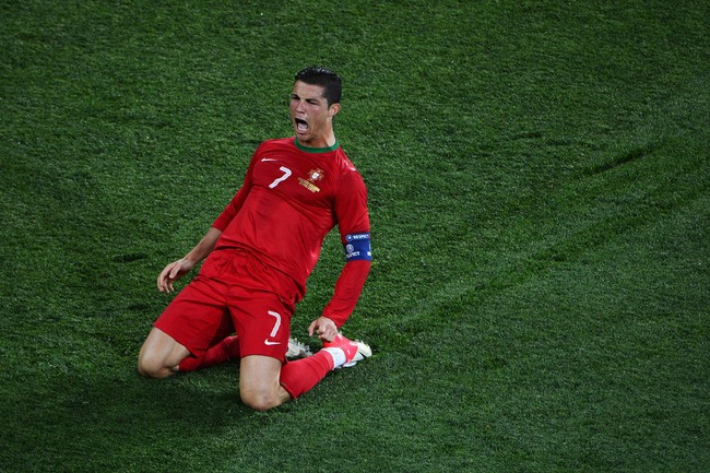 Lên giây cót trước Euro, Ronaldo tự nhận xuất sắc hơn... Messi - Ảnh 1.