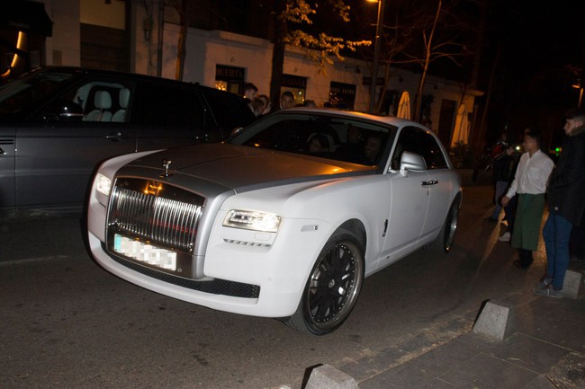 Ronaldo lái siêu xe Rolls-Royce Ghost đi ăn tối cùng bạn gái mới - Ảnh 3.