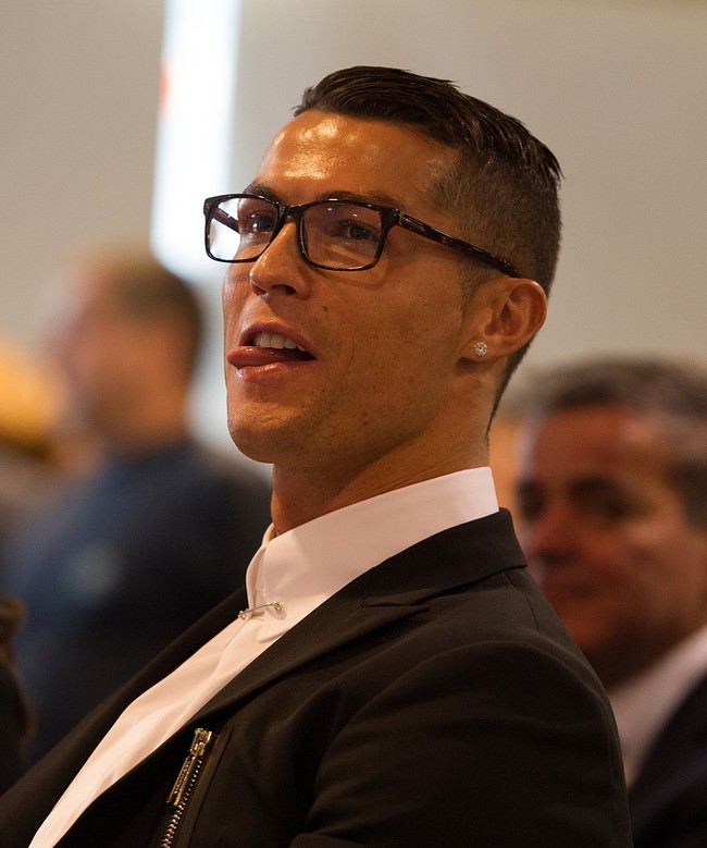 Chiếc kính không độ sành điệu báo hại Ronaldo - Ảnh 1.